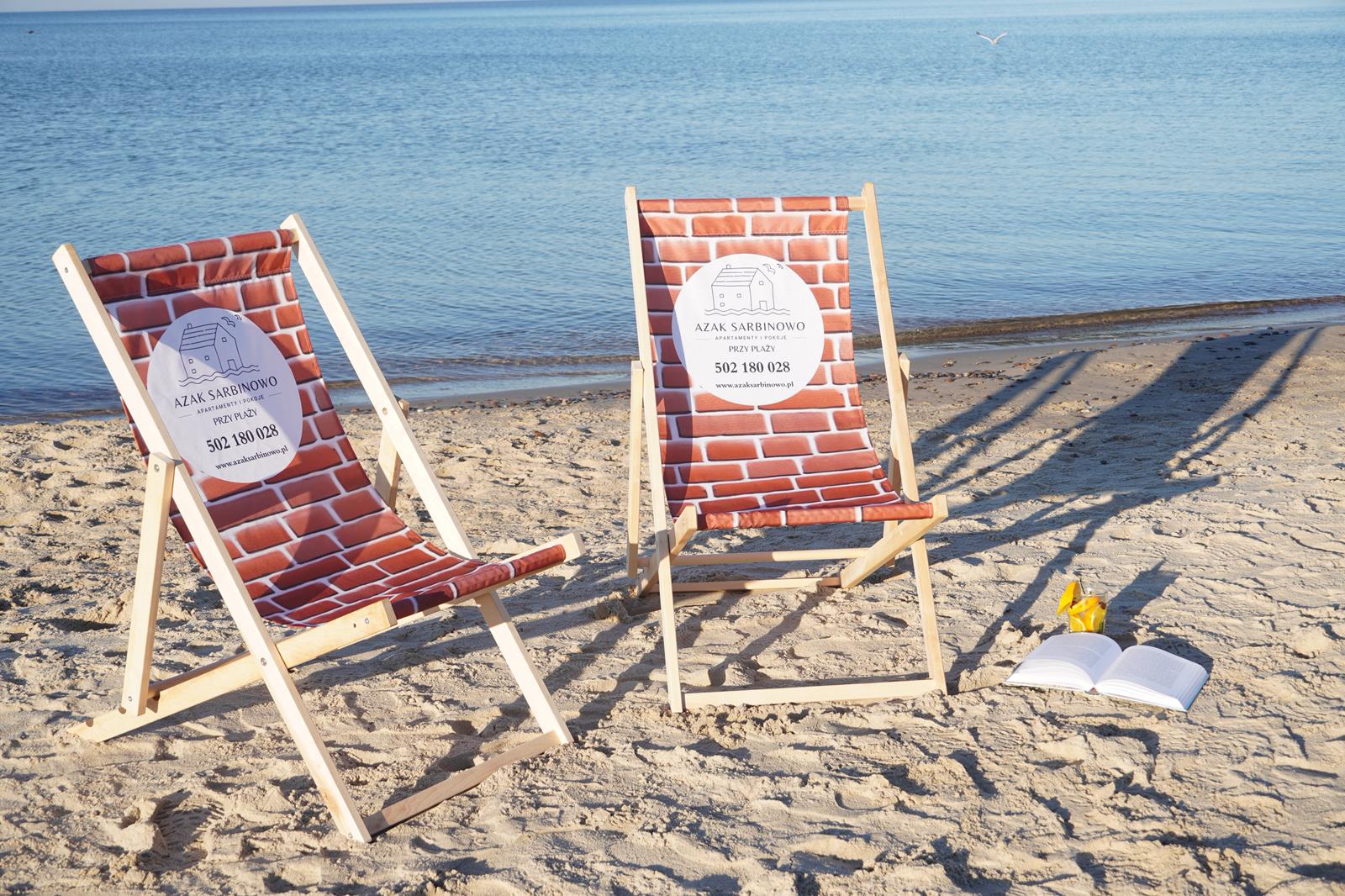 Leżaki nad morzem